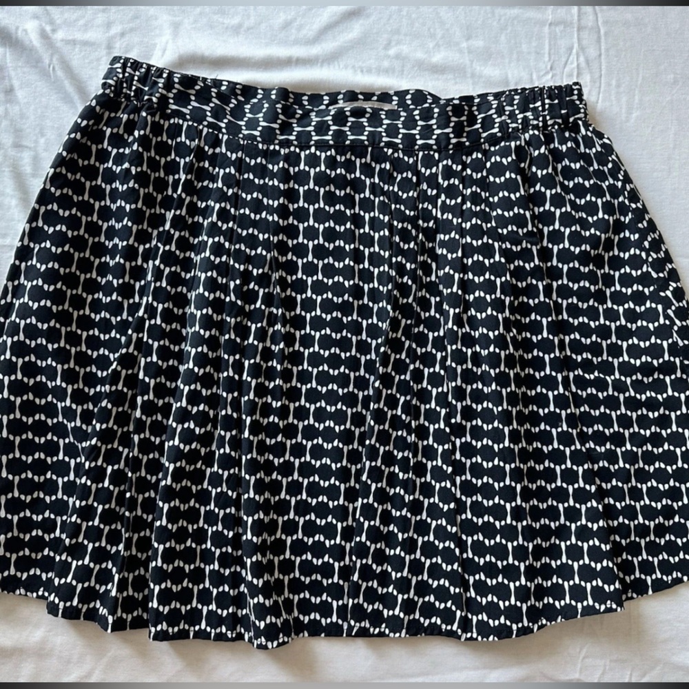 Banana Republic Black and White Geometric skater style Mini Skirt 10